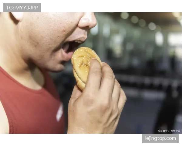 托尼娅·哈丁训练完顺手啃了个汉堡，这自律人设是不是有点绷不住了？
