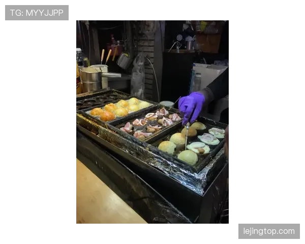 孙准浩训练完直接坐路边啃饭团，这自律程度真没谁了